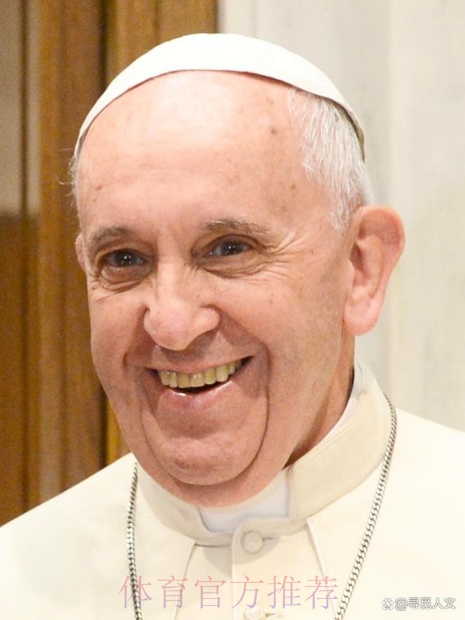 训练之前 皇马全队为教皇方济各逝世默哀1分钟